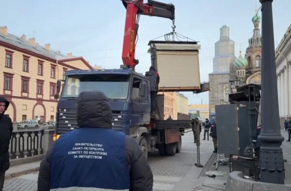 Очищение наб. Канала Грибоедова от стендов с сувенирами. Фото: ККИ