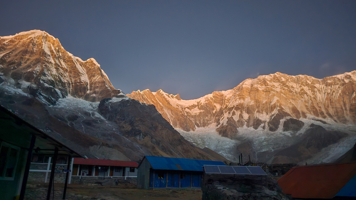 Базовый лагерь Аннапурны перед рассветом.