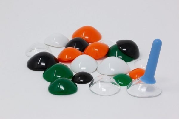 Пластиковые шильды для глаз не подходят для лазерного лечения.