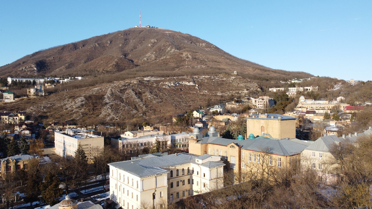 Вид на Холодный отрог и гору Машук (февраль 2023 года)