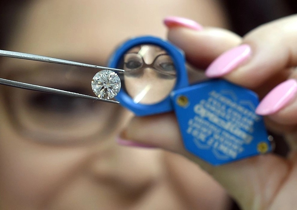Искусственный бриллиант, созданный в лаборатории в Нью-Йорке 7 мая 2015 года. Тимоти А. Клэри/AFP через Getty Images.