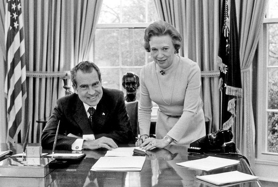     Ричард М. Никсон и его секретарь Роуз Мэри Вудс