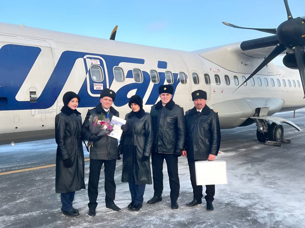 Слева направо: Ольга Гогельганс — бортпроводник службы бортпроводников г. Сургута, 
Дмитрий Бородин — командир воздушного судна ATR 72 АЭ № 2 ЛО № 1, 
Кристина Стигнеева — бортпроводник-бригадир службы бортпроводников г. Сургута, 
Артем Сидляревич — второй пилот воздушного судна ATR 72 АЭ № 2 ЛО № 1, 
Евгений Кузьминский — заместитель командира летного отряда № 1