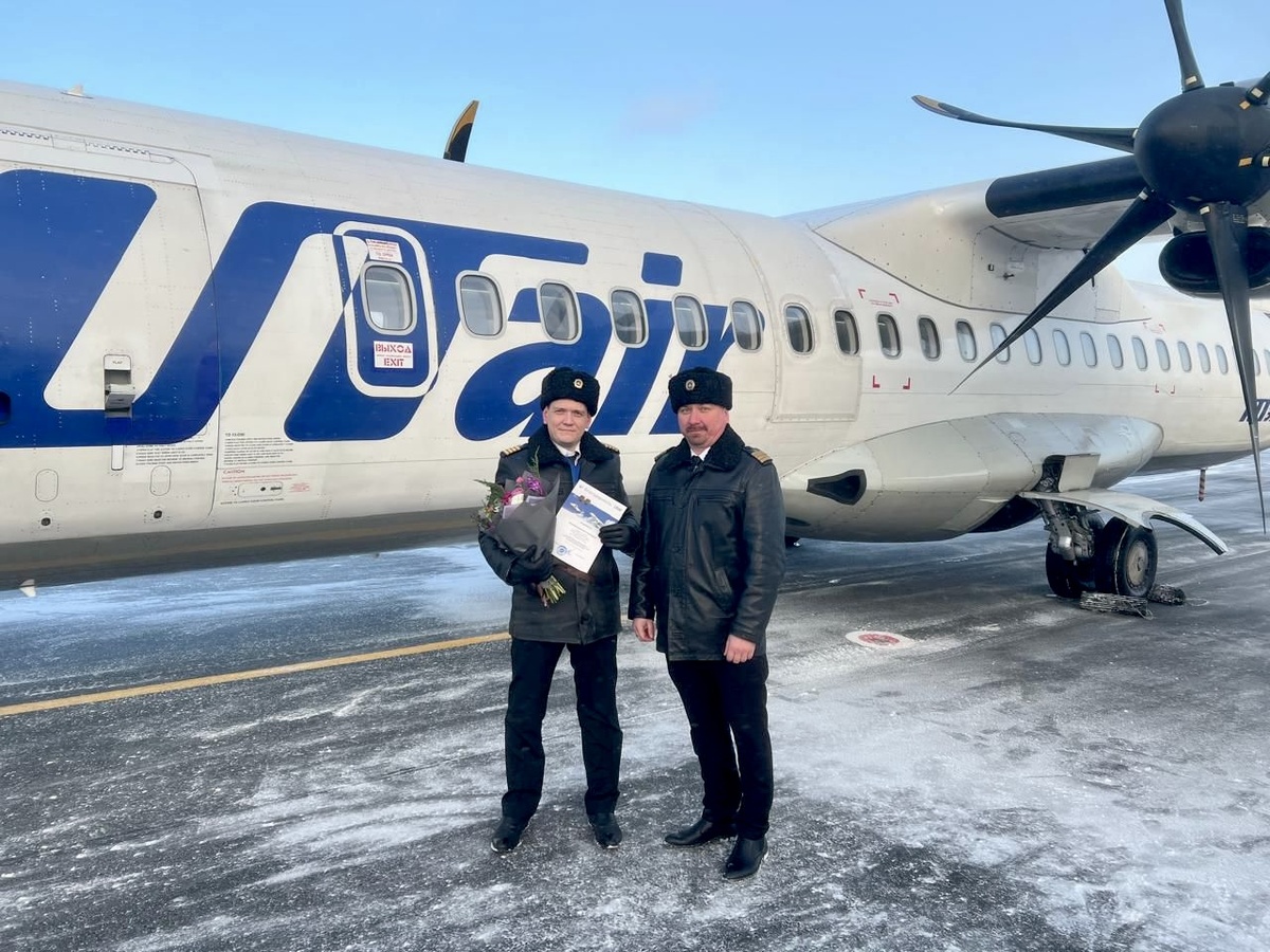 Заместитетль командира летного отряда № 1 Евгений Кузьминский вручает благодарность гереального директора ПАО «Авиакомпания «ЮТэйр» командиру воздушного судна ATR 72 Дмитрию Бородину