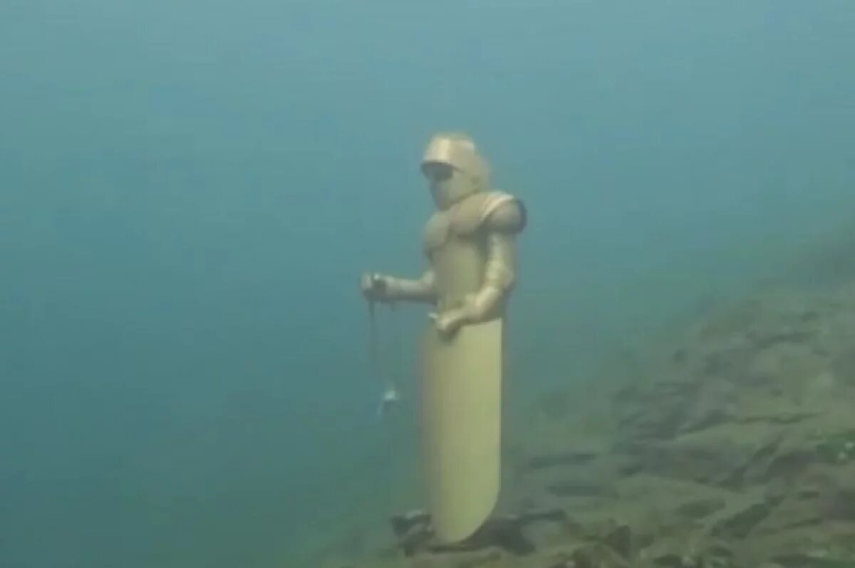    Со дна Байкала достали установленную дайверами статую рыцаря