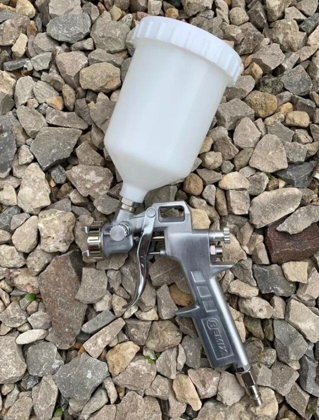 Бачок сделан из пластика, а корпус из металла. Фото из отзыва на ЯМ