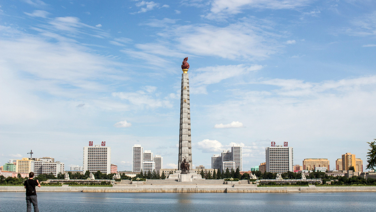 Посещение КНДР — редкий и уникальный опыт. Древние традиции соседствуют с масштабными монументами, напоминающими иллюстрации из советской фантастики. Здесь время словно остановилось, а жизнь идёт в своём ритме, вдали от глобализации и цифровизации, с непрекращающимся стремлением к «светлому будущему».Фото на обложке: Micha Brändli / Unsplash