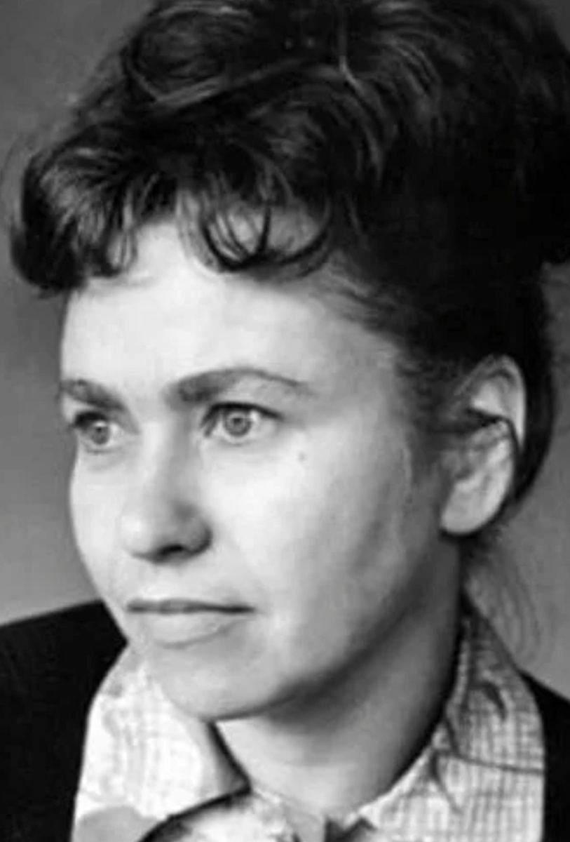 Дина Злобина. Поэтесса из Пензенской области. Выпустила 15 сборников о любви, простой жизни с незамысловатыми радостями и печалями русского человека. /1936-2004 гг/Её стихи постоянно звучали по радио и воспевали красоту русской деревни. 