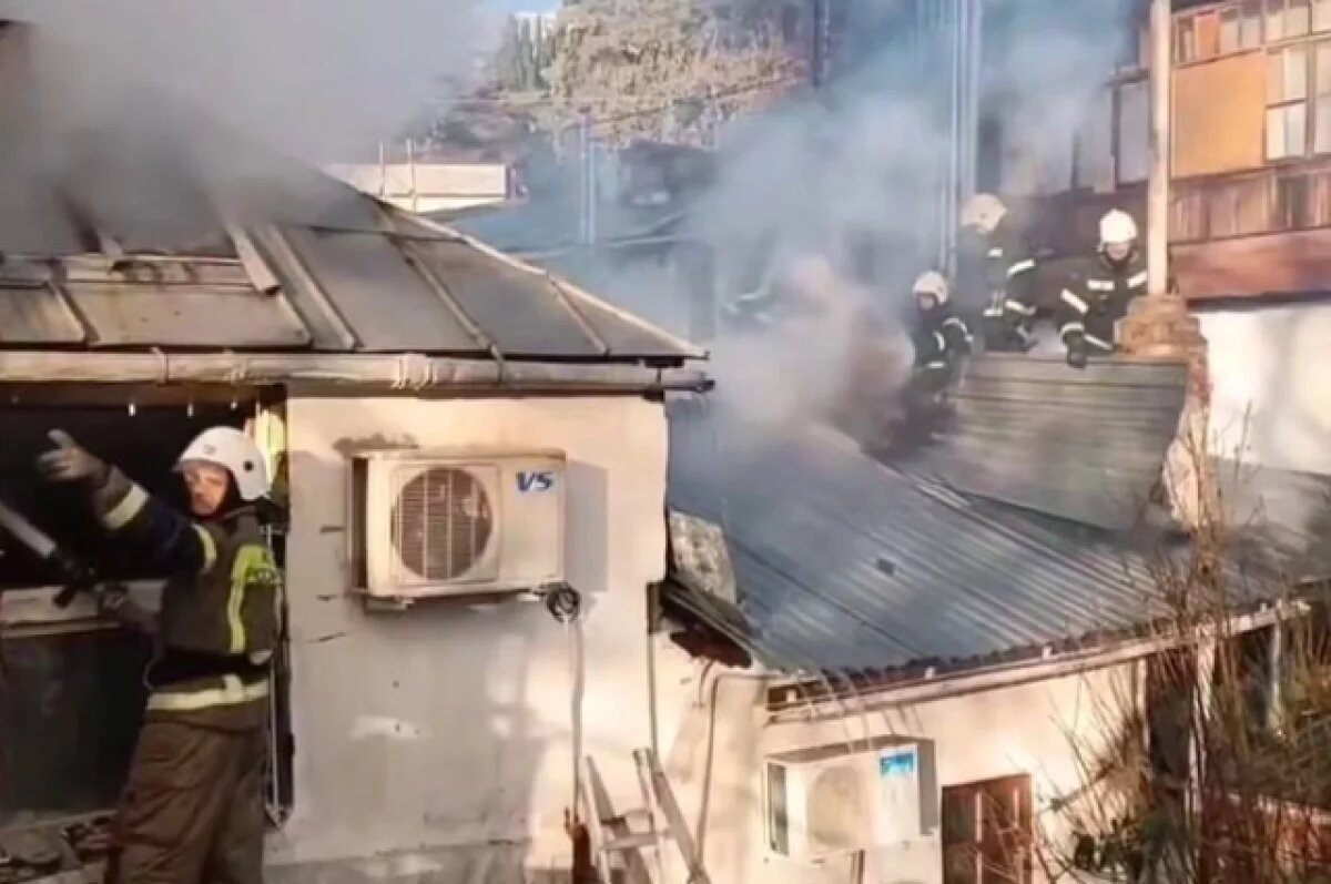    В Ялте на улице Кирова потушили пожар в жилых зданиях