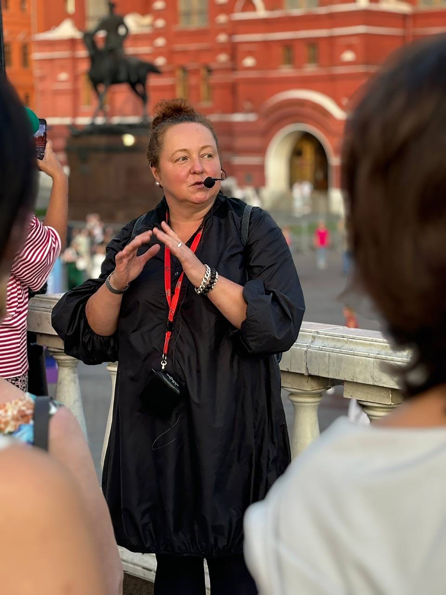 Еще студентка Москвагида, вожу первые группы. Сейчас уже и гарнитура другая, у каждого радиогид