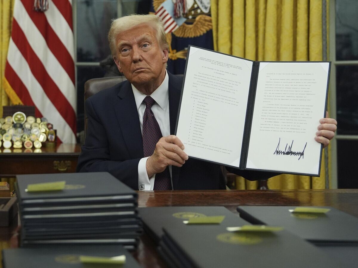    Вступивший в должность президента США Дональд Трамп подписывает указы в Овальном кабинете Белого дома. 20 января 2025© AP Photo / Evan Vucci