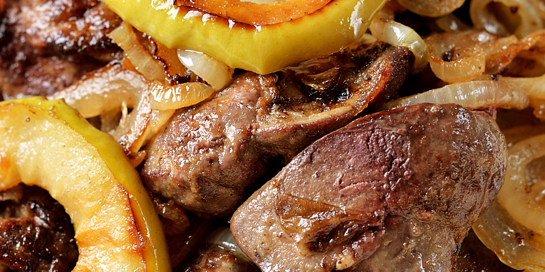 Блюдо, от которого никто за столом не отвернётся. Печень в этом рецепте выходит нежной, а яблоки…