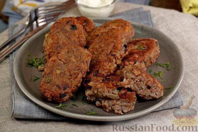 крупа гречневая, картофель, шампиньоны, лук репчатый, зелень укропа, чеснок сушёный молотый, мука овсяная, масло растительное, сметана, соль, перец чёрный молотый