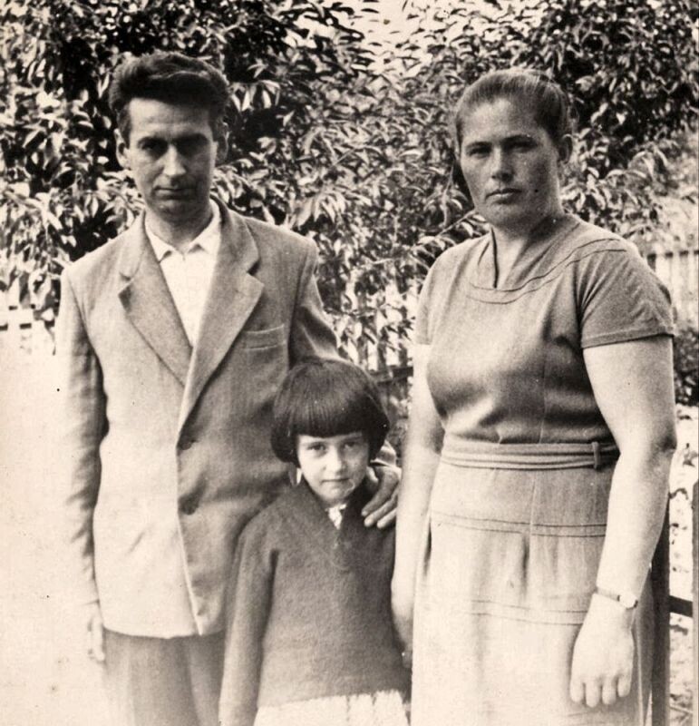    Николай Романович с женой Екатериной и дочерью Натальей