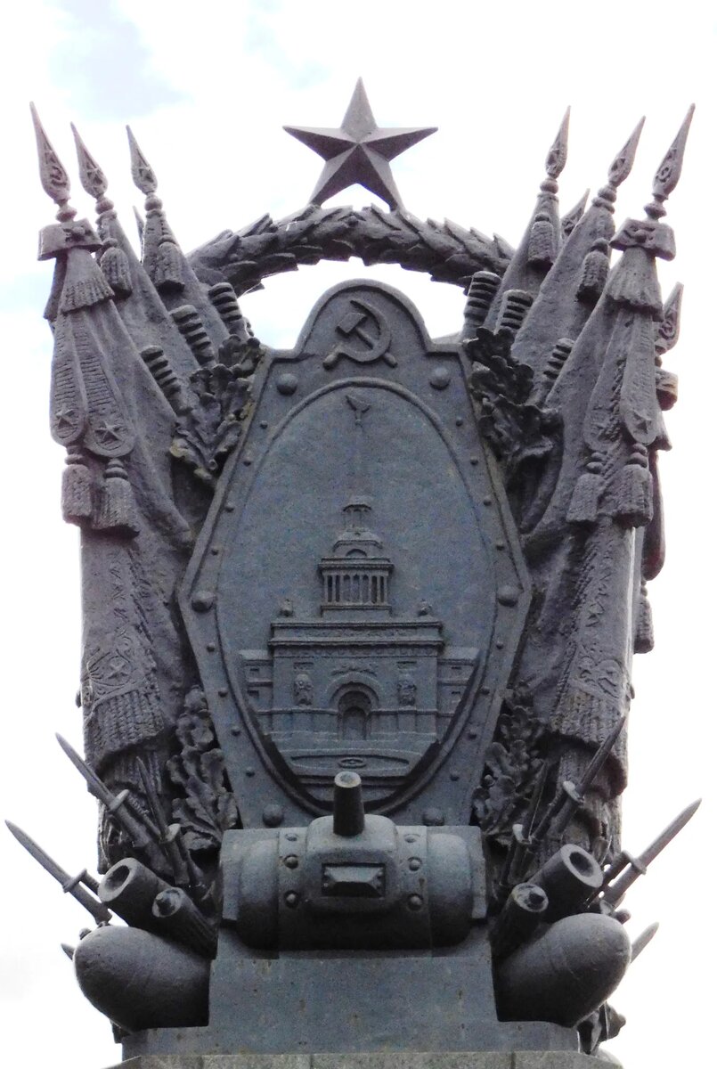 Скульптурная композиция моста получила название «Триумф Победы», а декоративные композиции на нем — «Слава русскому оружию»./ФОТО АВТОРА