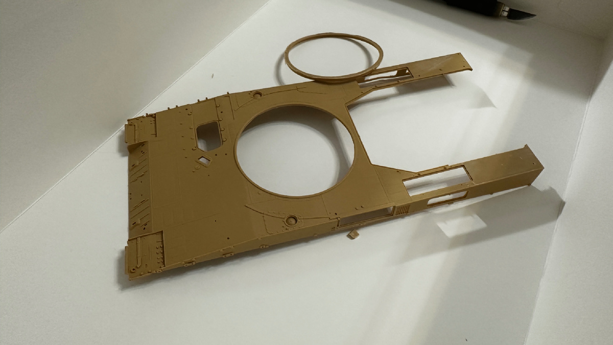 Еще одна задумка сделать леопард 2А4 со снесенной башней, поскольку хочу переделать свою старую модель от хоббибосс, некоторые детали при открытом погоне башни будут заметны. Срезал их с этой модели.