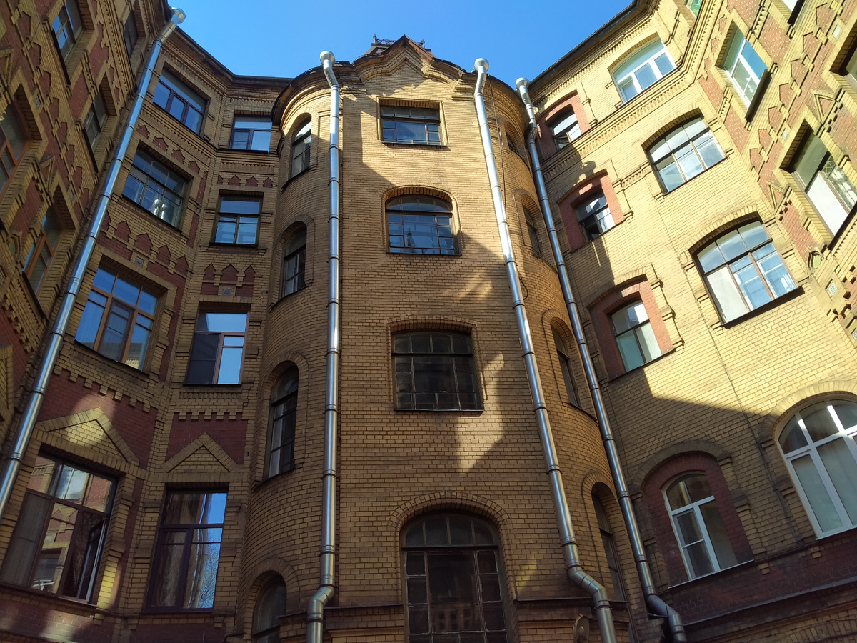 Дворы колодцы Питера в солнечных лучах куда обоятельнее