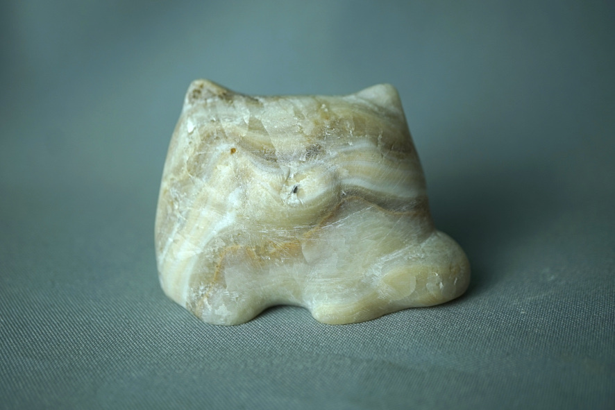 Можно намечать места для глаз и носа-пуговки.