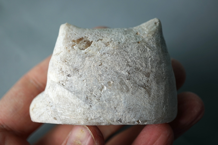 Клин слева - доклеенный кусочек камня.