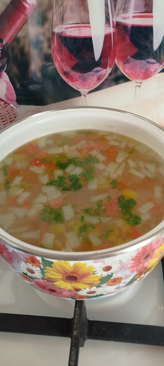 В составе супа картофель,лук,морковь,репа,перец болгарский,кабачок,помидоры,зелень.