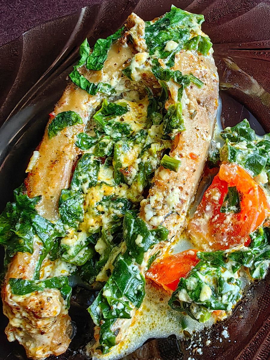 Сазан в сливочном соусе со шпинатом, помидорами и чесноком.