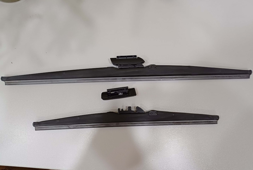 К щеткам ALCA необходимо докупать переходник и он торчит выше, чем штатные крепления AeroClip на других щетках