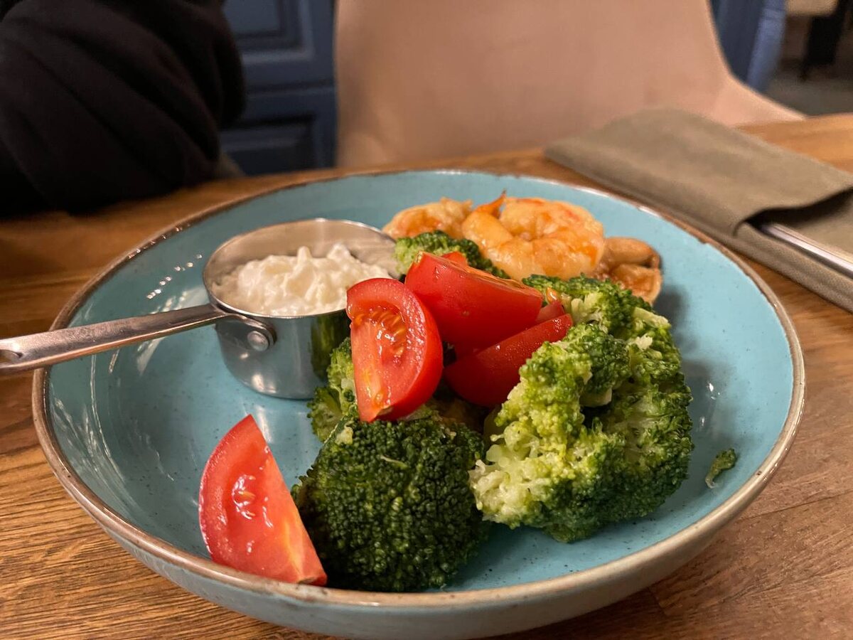 Этот салат из брокколи черри, креветок и сырного соуса с пармезаном стоид 420 рублей, на следующем фото бургер, который стоит примерно столько же