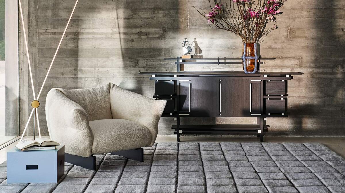 Кресло Moncloud от Cassina, разработанное легендарным дизайнером Патрисией Уркиолой, сочетает в себе разные фактуры: гладкие металлические ножки с четкими линиями и мягкое сиденье, обтянутое буклированной тканью. Это кресло стало новой моделью фабрики в 2024 году.