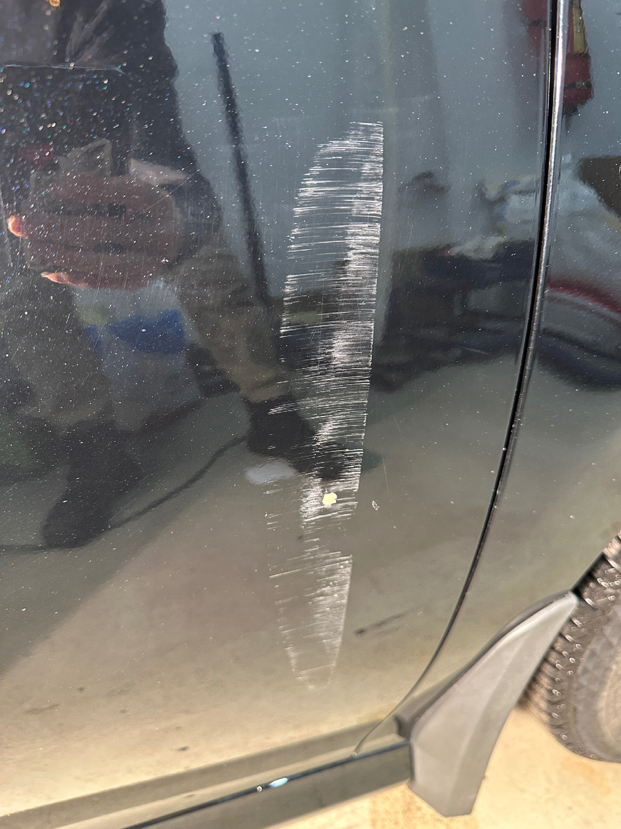 Глубокие царапины на двери 