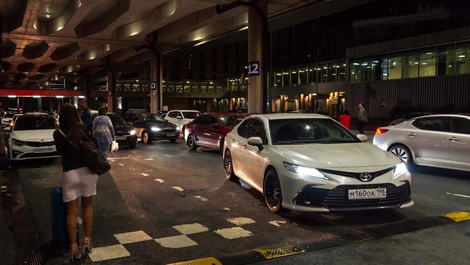    Пассажиры с багажом в аэропорту Пулково Автор фото: Тихонов Михаил