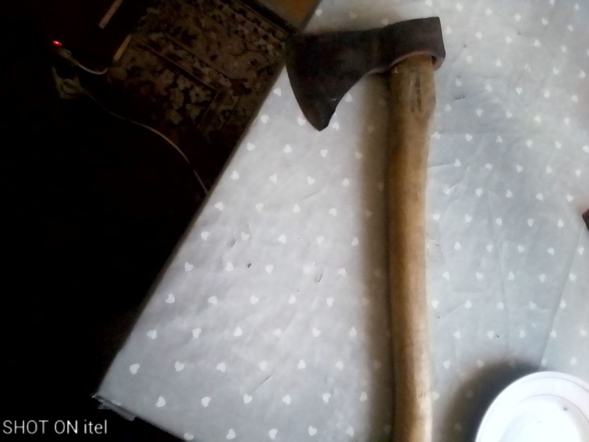    В Оренбургской области мужчина напал на женщину с топором