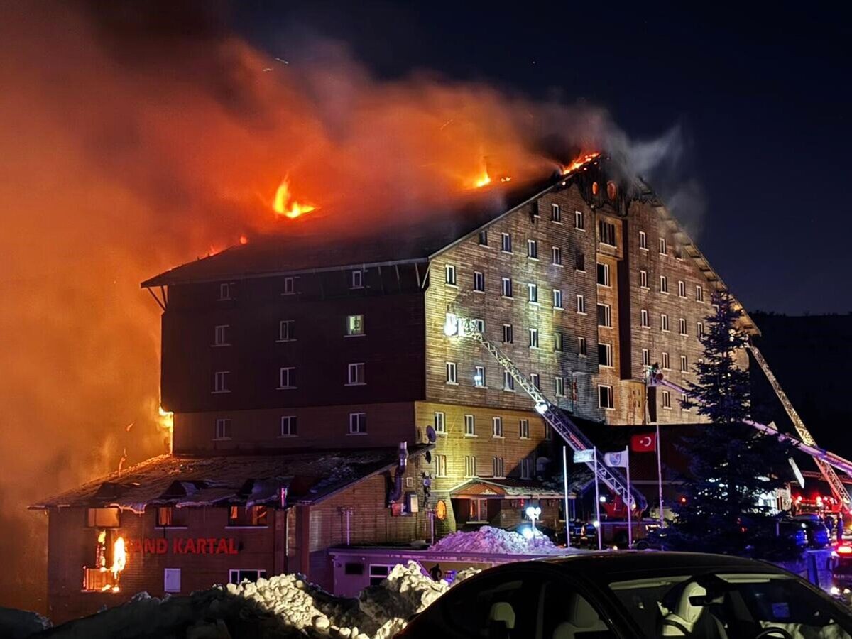    Пожар в отеле на горнолыжном курорте в турецком Болу© AP Photo / IHA