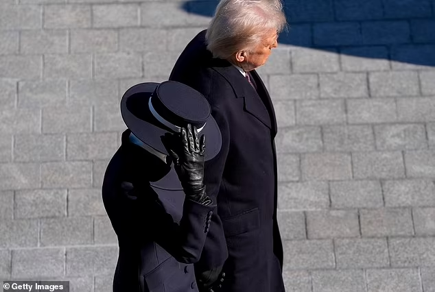 Шляпа упорно хотела вырваться на свободу