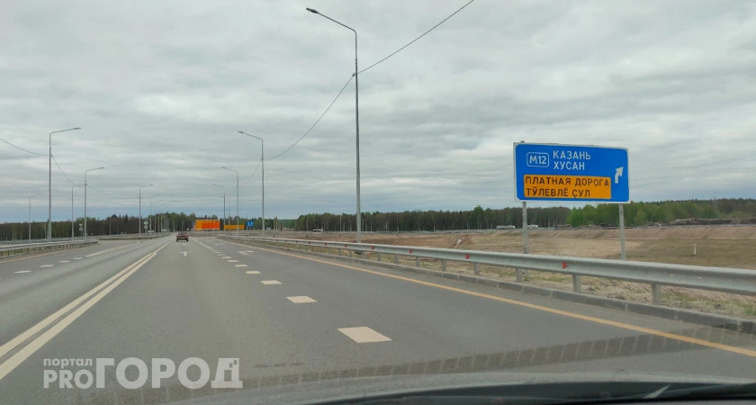 Татарстанских фото нет, но есть фото из Чувашии (фото ПроГород 21). В Татарстане на М12 не сделали ни один указатель по-татарски. Это наше татарстанское кредо - "татарскость" она для одной поляны, а поляна "эффективчиков" от них отделена. "Эффективчикам", "спортикам", "бизнесикам" все украшают так, чтобы попавший в поле их зрения татарский не оскорбил их в момент радости от сопричастности к крутому, эффективному, современному. Чувашский текст идентичен татарскому. По-татарски было бы "Түләүле юл".