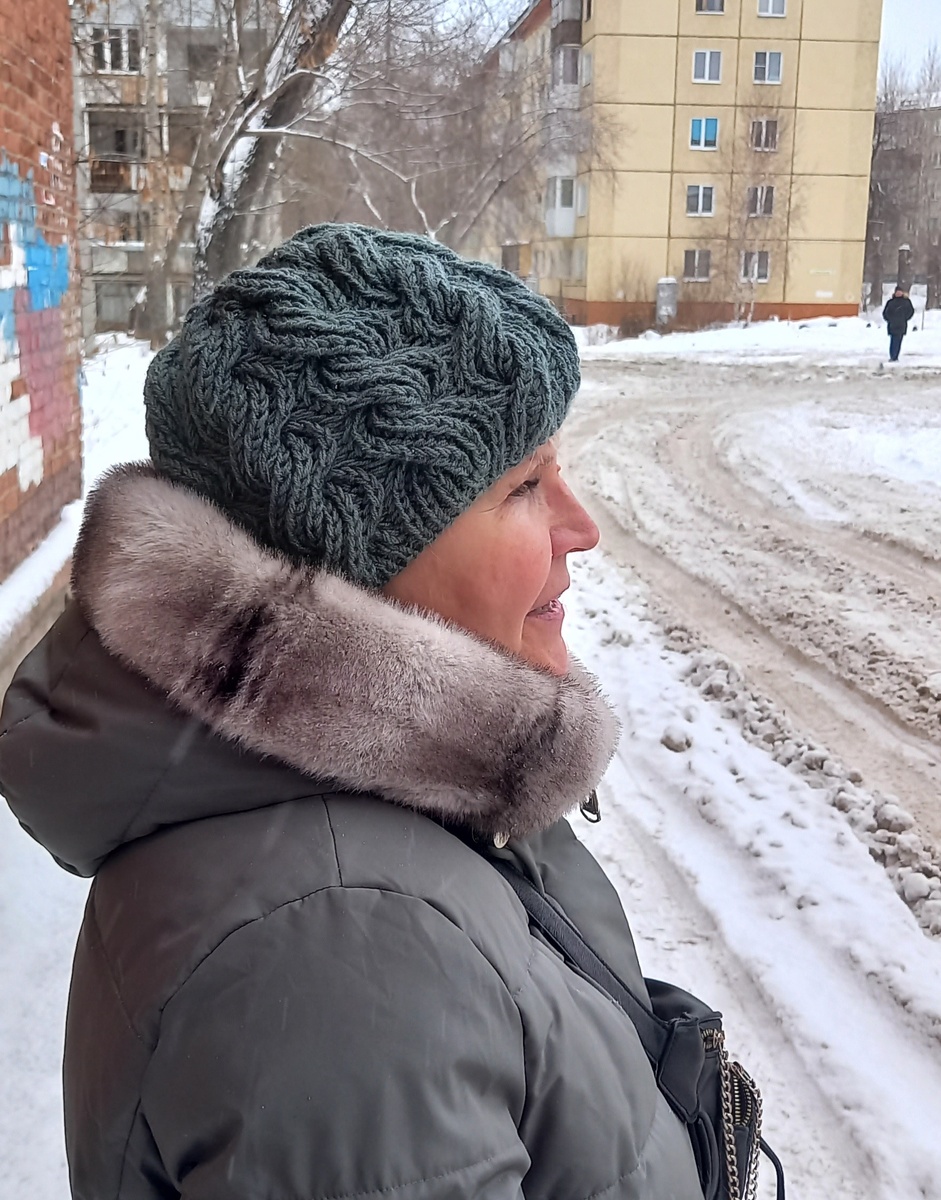 Нормальный городской пейзаж - разрисованные стены домов, неубранный снег).