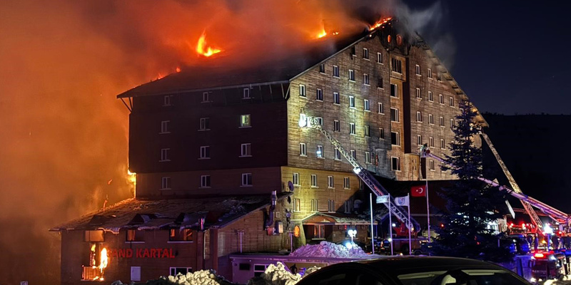 Пожарные тушат здание.  фото: картинки яндекса.