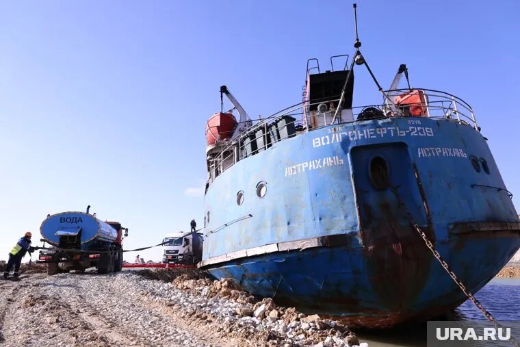 В Тамани стартовала операция по обезвреживанию источника заражения Черного моря. Фото: Роман Наумов © URA.RU