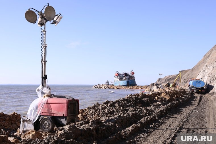 По этой дороге вдоль обрыва мы шли к части танкера, севшего 15 января на мель. Фото: Роман Наумов © URA.RU