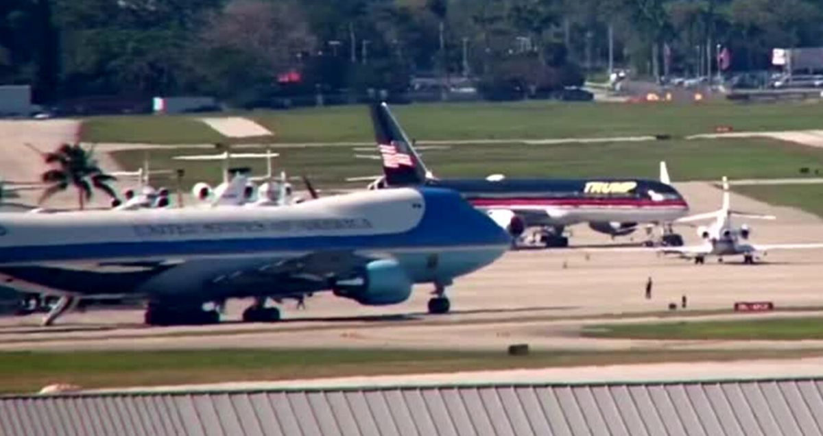 Борт ВВС США и Trump Force One рядом на взлетной полосе Палм-Бич (фото сделано источником с дальнего расстояния, чем обусловлено низкое качество изображения)