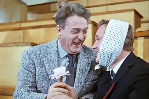 Кадр из фильма «Операция «Ы» и другие приключения Шурика» (1965). Реж. Леонид Гайдай, сцен. Леонид Гайдай, Яков Костюковский, Морис Слободской / kinopoiskatomic:embed 0
