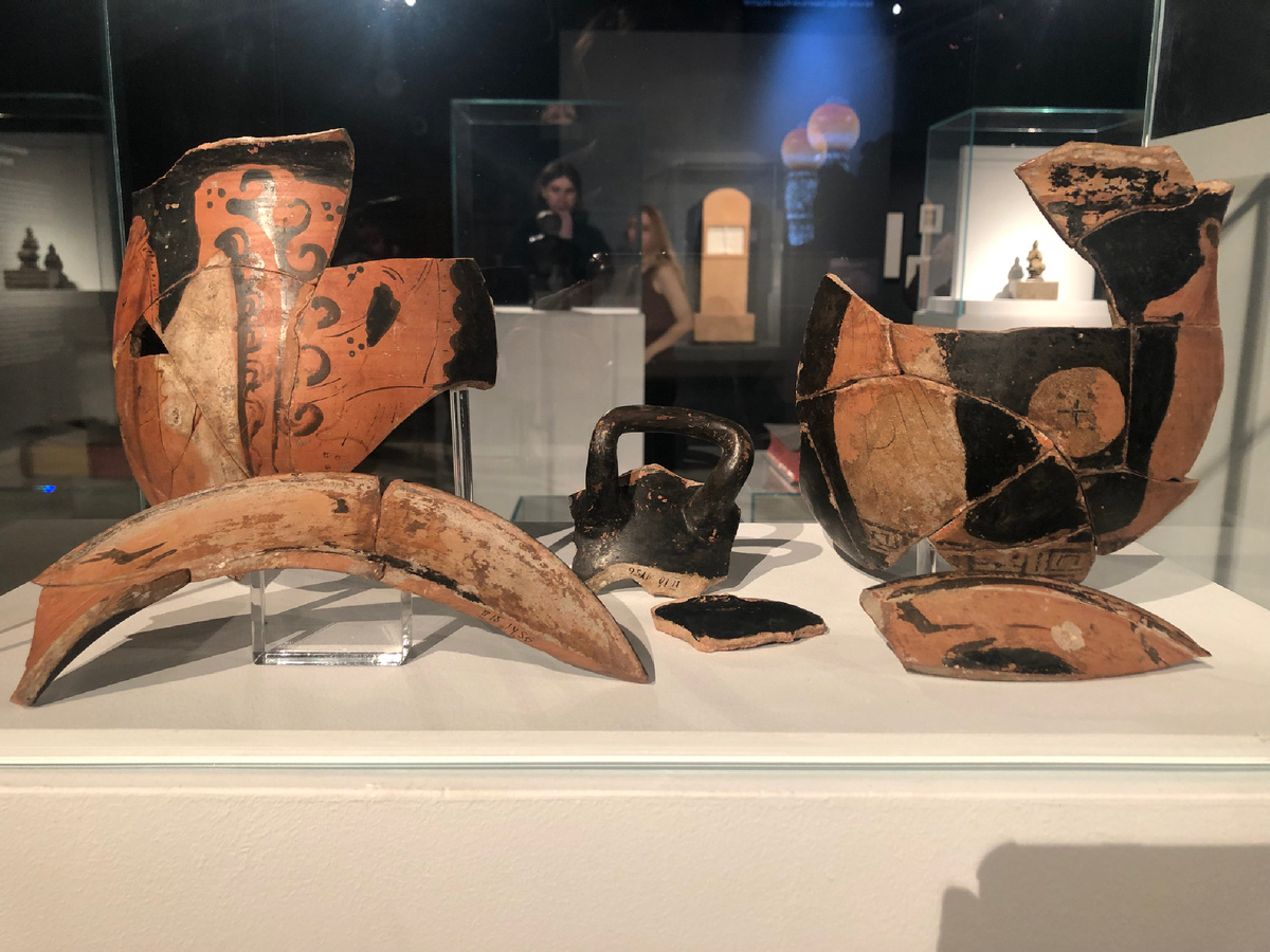 Фрагменты колоколовидного кратера с изображениями лошади, амазонки и грифона и двух юношей в плащах (Аттика. Третья четверть IV века до н.э. Найден в окрестностях Керчи)