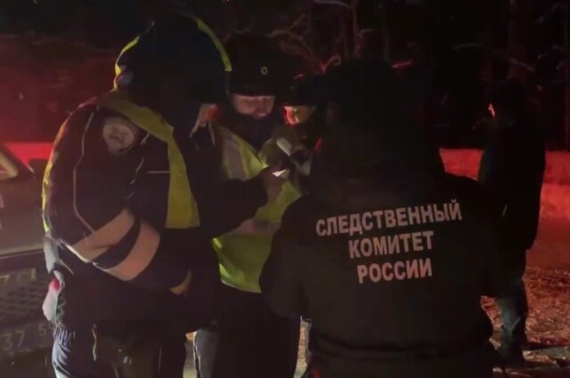    Сотрудники ГИБДД и СК на месте аварии. Фото: СУ СК РФ по Пермскому краю