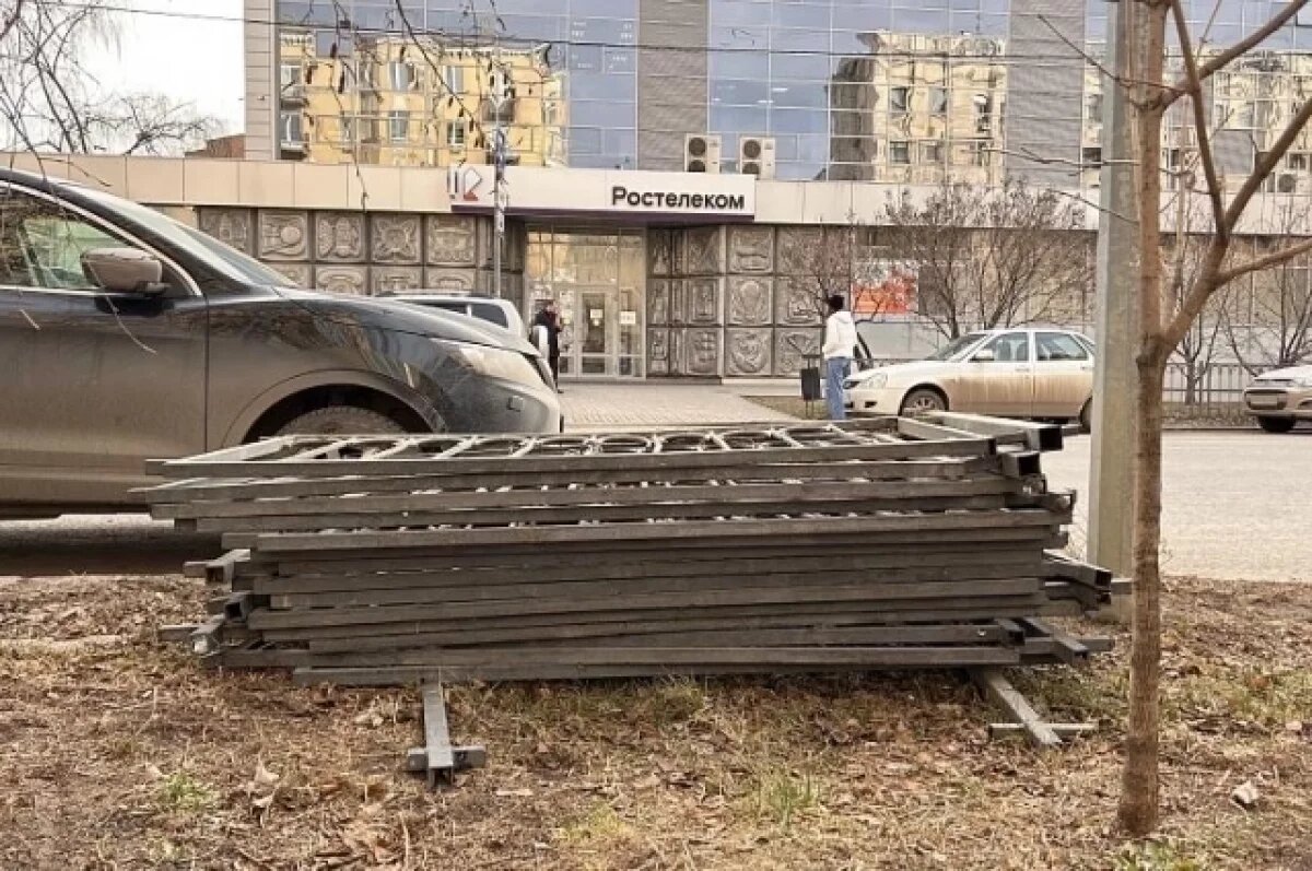    В центре Волгограда срезали ограждение на улице Мира