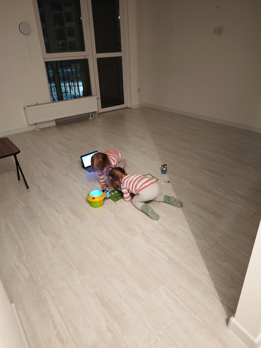 Девочки смотрят мультики и разукрашивают раскраску