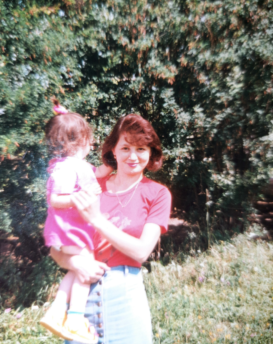 Я с мамой в Апрелевке. Мне может тут год) Люблю эту фотографию. 