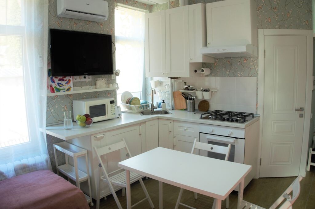 Кухонная зона в арендованной квартире. Фото: приложение «Суточно.ру»