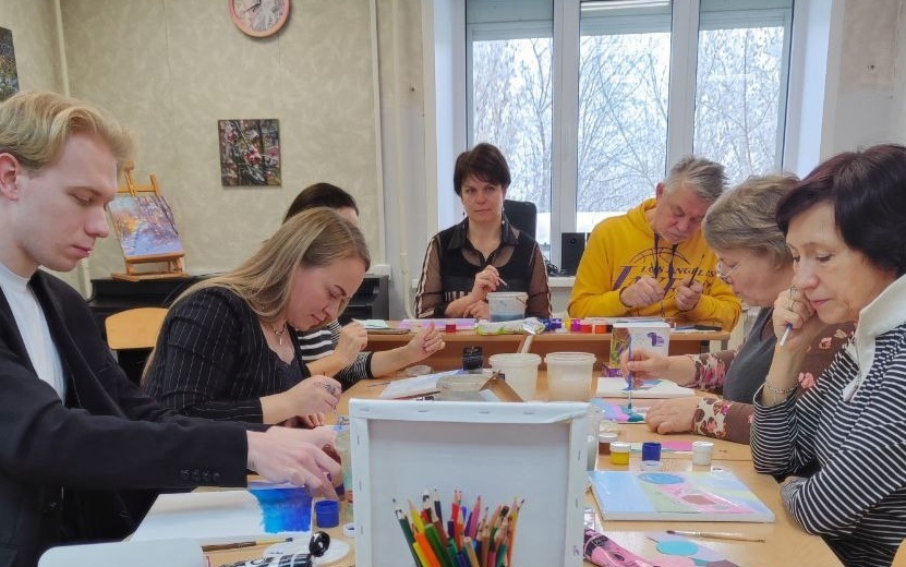    «Солнечный мир» провел мастер-класс по рисованию для журналистов из Удмуртии