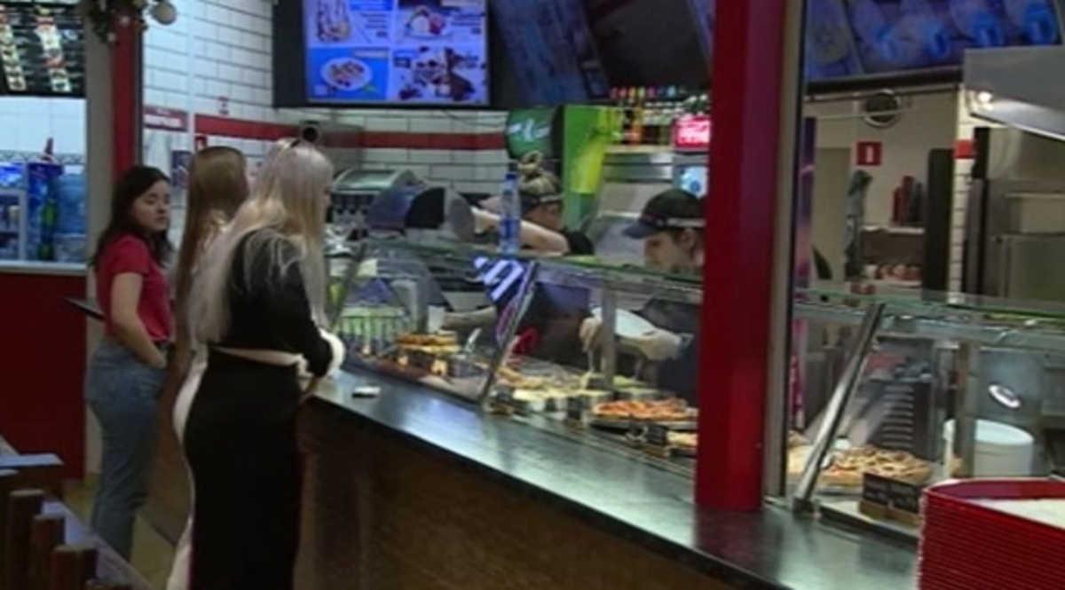    Ввести запрет на продажу фастфуда несовершеннолетним - такое предложение внесли в Госдуму и Минздрав