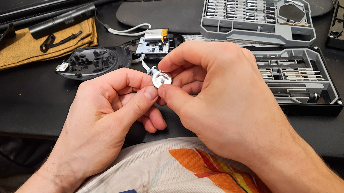 Зато у человека ручки. Починит. Наверное.