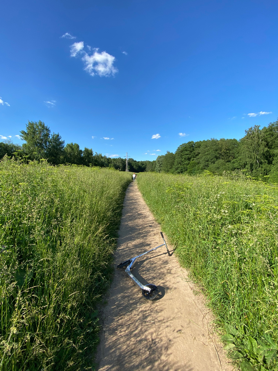 Лето, старший сын и самокат